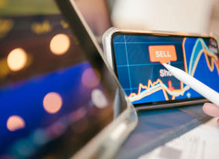 Trader lintas pasar sedang menganalisis opsi Bitcoin, Ethereum, dan forex